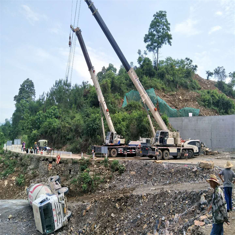 德阳汽车掉沟里叫吊车救援要多少钱